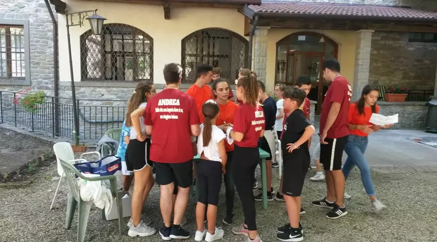 Ragazzi attorno ad un tavolo